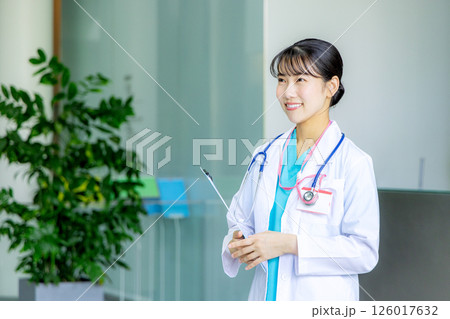 笑顔の若い女医 126017632
