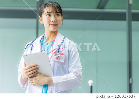 笑顔の若い女医 笑顔の若い女医 126017637