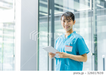 笑顔の若い女医 笑顔の若い女医 126017639