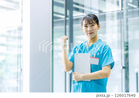 笑顔の若い女医 126017640