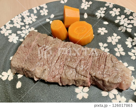 写真素材:皿に盛られた牛ステーキと付け合わせの人参 写真素材:皿に盛られた牛ステーキと付け合わせの人参 126017863