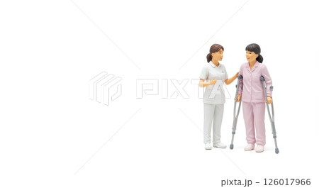 リハビリに励む患者と看護師のミニチュア 126017966