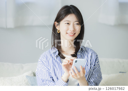 スマホを見る女性 126017982