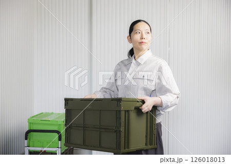 作業着を着たミドル女性 126018013