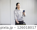 作業着を着たミドル女性　 126018017