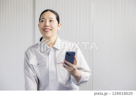 作業着を着たミドル女性 作業着を着たミドル女性 126018020