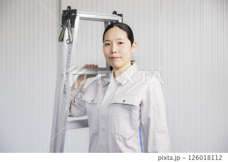 作業着を着たミドル女性　    126018112