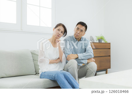 困るビングのシニア夫婦 困るビングのシニア夫婦 126018466