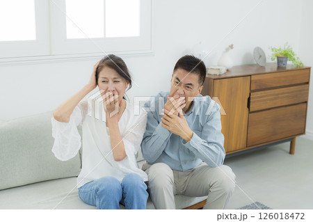 困るビングのシニア夫婦   126018472