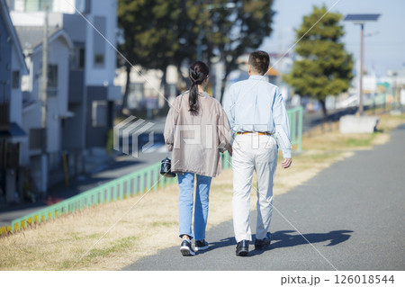 散歩をする着たミドル夫婦 126018544