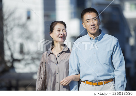 散歩をする着たミドル夫婦 126018550