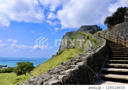 勝連城跡・階段と石垣（沖縄県・うるま市） 126018650