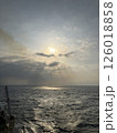 フェリーから見た大海原の太陽と雲 126018858
