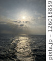 海から見る雲と登る太陽 126018859