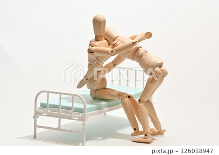 ベッドから立ち上がろうとするシニアを介助する介護士 126018947