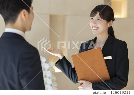 ホテルスタッフのポートレート　撮影協力：学校法人電波学園　東京電子専門学校 126019231