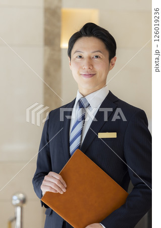 ホテルスタッフのポートレート　撮影協力：学校法人電波学園　東京電子専門学校 126019236