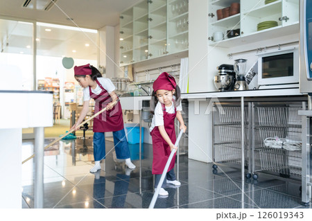 厨房を掃除する子供たち 126019343