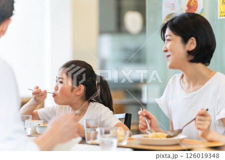 飲食店で食事する家族 126019348