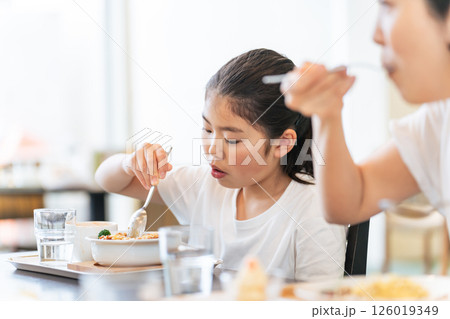 飲食店で食事する家族 126019349