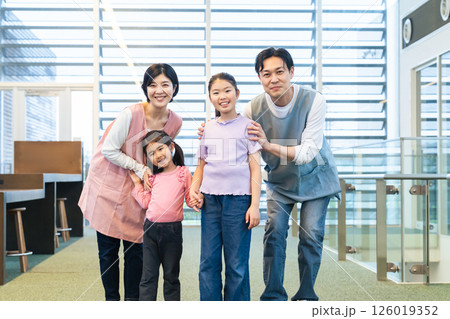 笑顔の子供たちとケアスタッフ 126019352