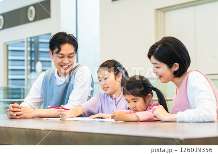 勉強する子供たちと見守るケアスタッフ 126019356