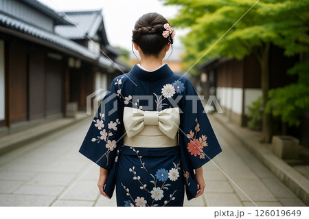 紺藍の花柄着物を着た女性と古都の石畳 126019649