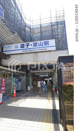 京浜急行逗子線の逗子・葉山駅北口と駅舎 京浜急行逗子線の逗子・葉山駅北口と駅舎 126019840