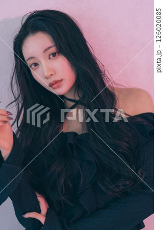 黒髪ロングヘアのヘアスタイルイメージ 126020085