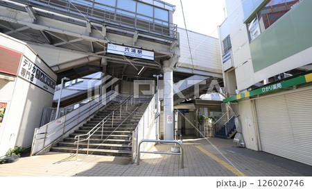 京浜急行逗子線の六浦駅、西口から見た駅舎 京浜急行逗子線の六浦駅、西口から見た駅舎 126020746