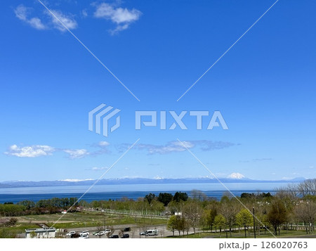 青い空と田園風景 126020763