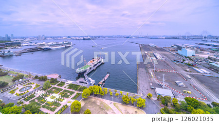 日本の横浜都市景観4隻の豪華客船。ノルウェージャン…やリビエラ、ダイヤモンド…、クイーン・エリザベス 126021035