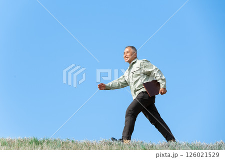 経験豊富な現場監督の揺るぎない足取り 126021529