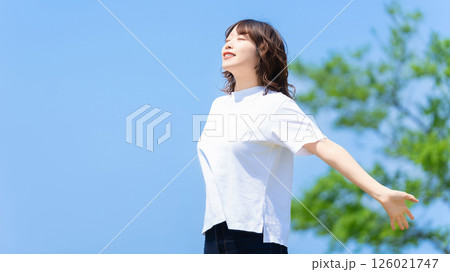 夏の青空と深呼吸をする笑顔の女性 126021747