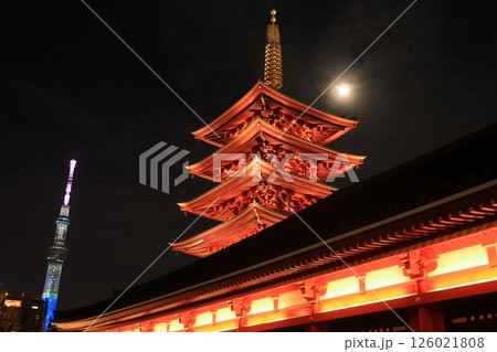 おぼろ月に照らされる五重塔と東京スカイツリー　浅草寺の夜景 126021808