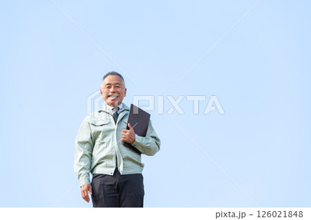 作業服のシニア男性 126021848