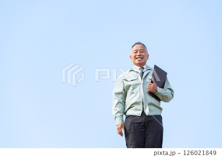 作業服のシニア男性 作業服のシニア男性 126021849