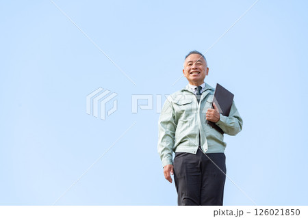 作業服のシニア男性 作業服のシニア男性 126021850