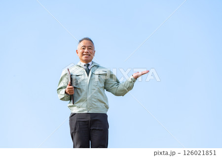 作業服のシニア男性 126021851