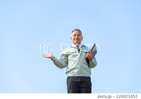 作業服のシニア男性 126021852