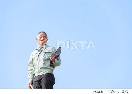 作業服のシニア男性 作業服のシニア男性 126021857