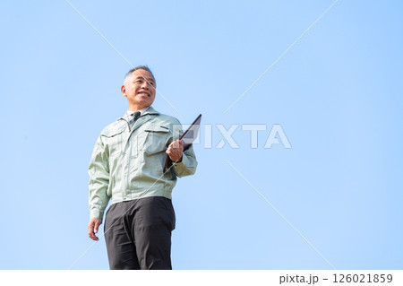 作業服のシニア男性 126021859