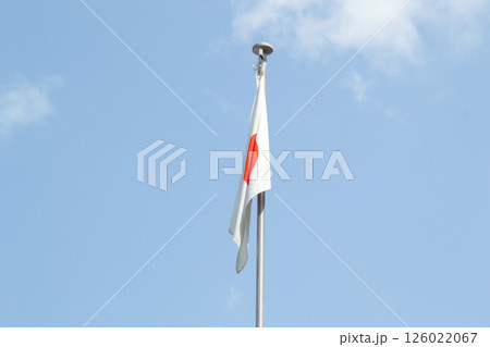 垂らす日本国旗　靡かない国旗 126022067