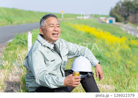 缶コーヒーを片手に休憩するシニア監督者 缶コーヒーを片手に休憩するシニア監督者 126022379