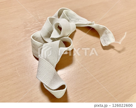 写真素材：テーブルに置かれたズボンのゴム紐 126022600