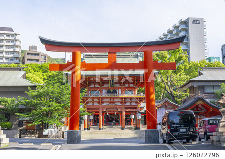 生田神社　第三鳥居から楼門へ続く参道 126022796