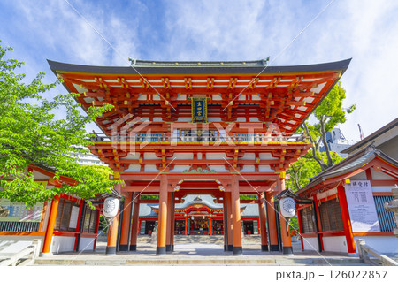 生田神社　朱塗りの立派な楼門 126022857