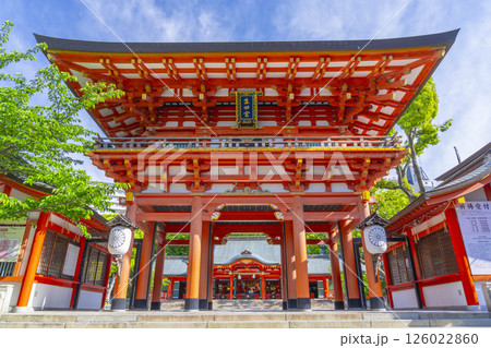 生田神社　朱塗りの立派な楼門 126022860