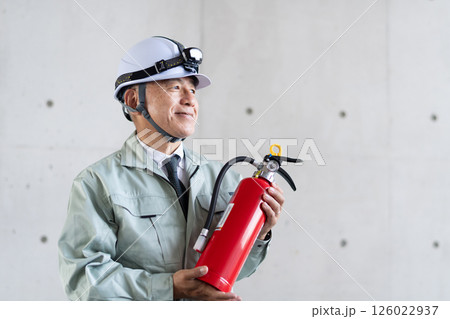 消化器を持った安全管理担当の職員 126022937