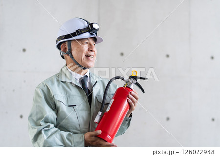 消化器を持った安全管理担当の職員 126022938